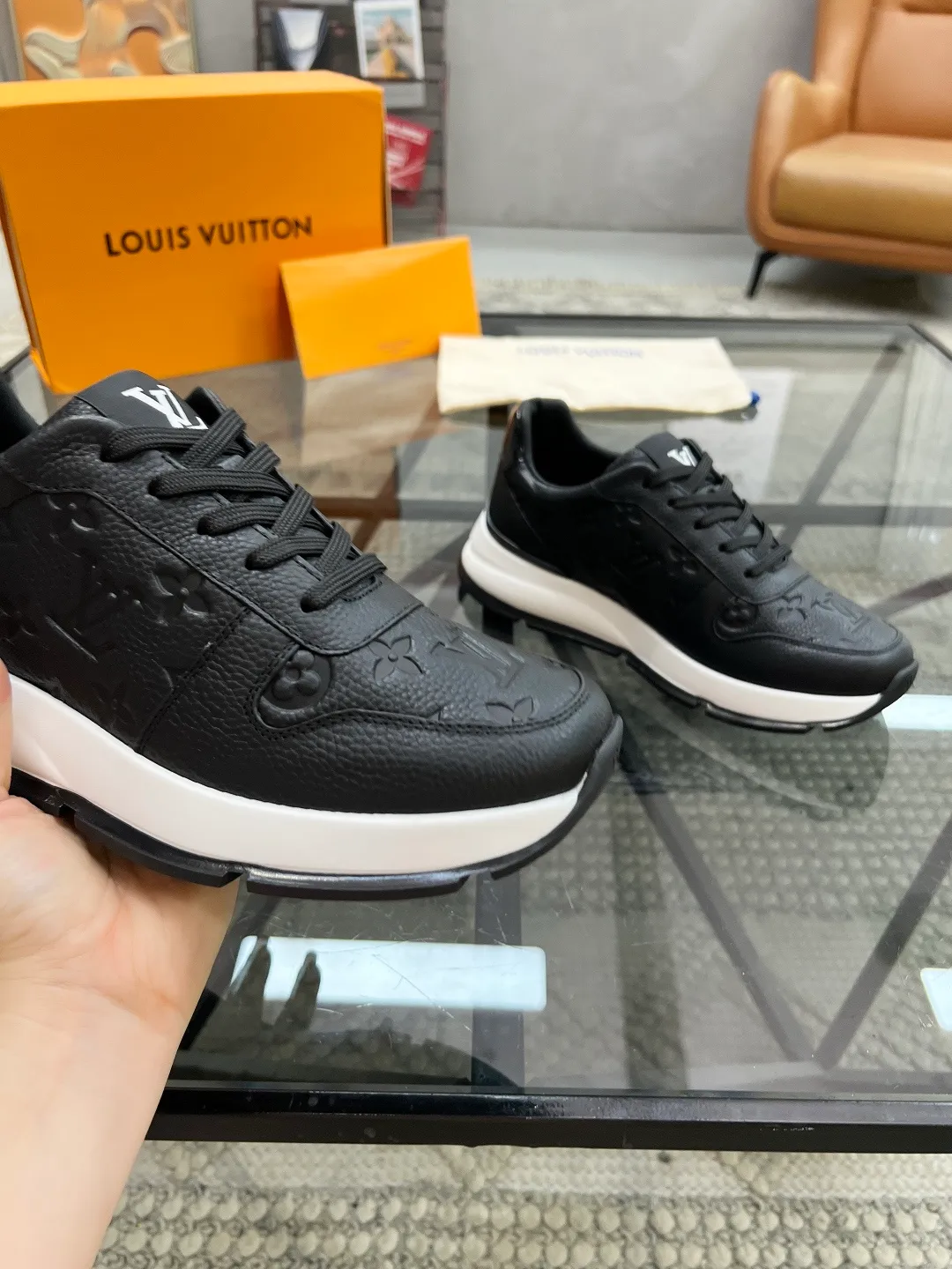 Factory price: 480💰LV🔍Top purchasing agent🇮🇹 Road Street God's new sneakers are coming and are available at counters simultaneously. Original factory configuration, original cowhide fabric imported from Italy, high-quality embossed splicing complex process, sports trendy person, imported water-dyed sheepskin lining, soles: Wang Yuan factory specially provides original soles, super comfortable, original factory single goods 🔍🔍High quality, you can enter and leave the counter at will, welcome to compare and synchronize with the counter, code number 38-44, customized 45